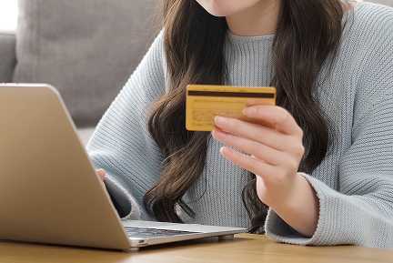 クレジットカードを受け取る