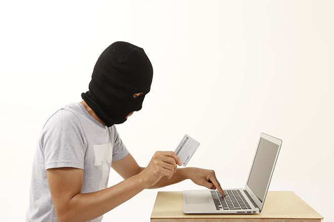 クレジットカードのスキミングとは？意味や手口と対策・防止方法をご紹介