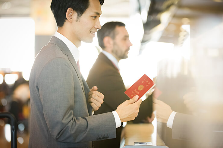 海外・国内旅行の搭乗手続きとは？空港でのチェックインまでの流れを解説  